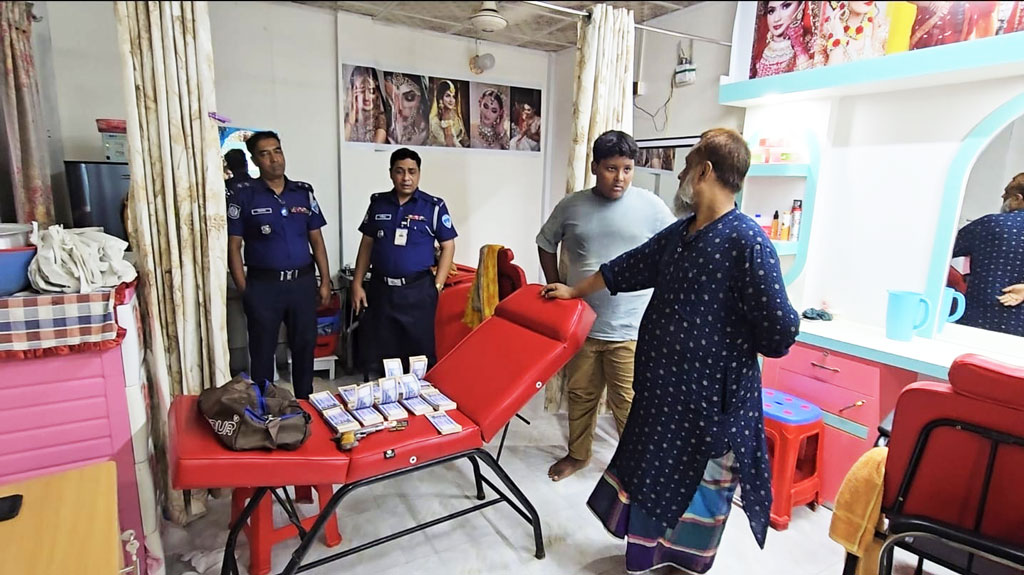 নবীনগরে বিউটি পারলার থেকে জাল টাকা, পিস্তল-গুলি উদ্ধার, ৩ নারী আটক