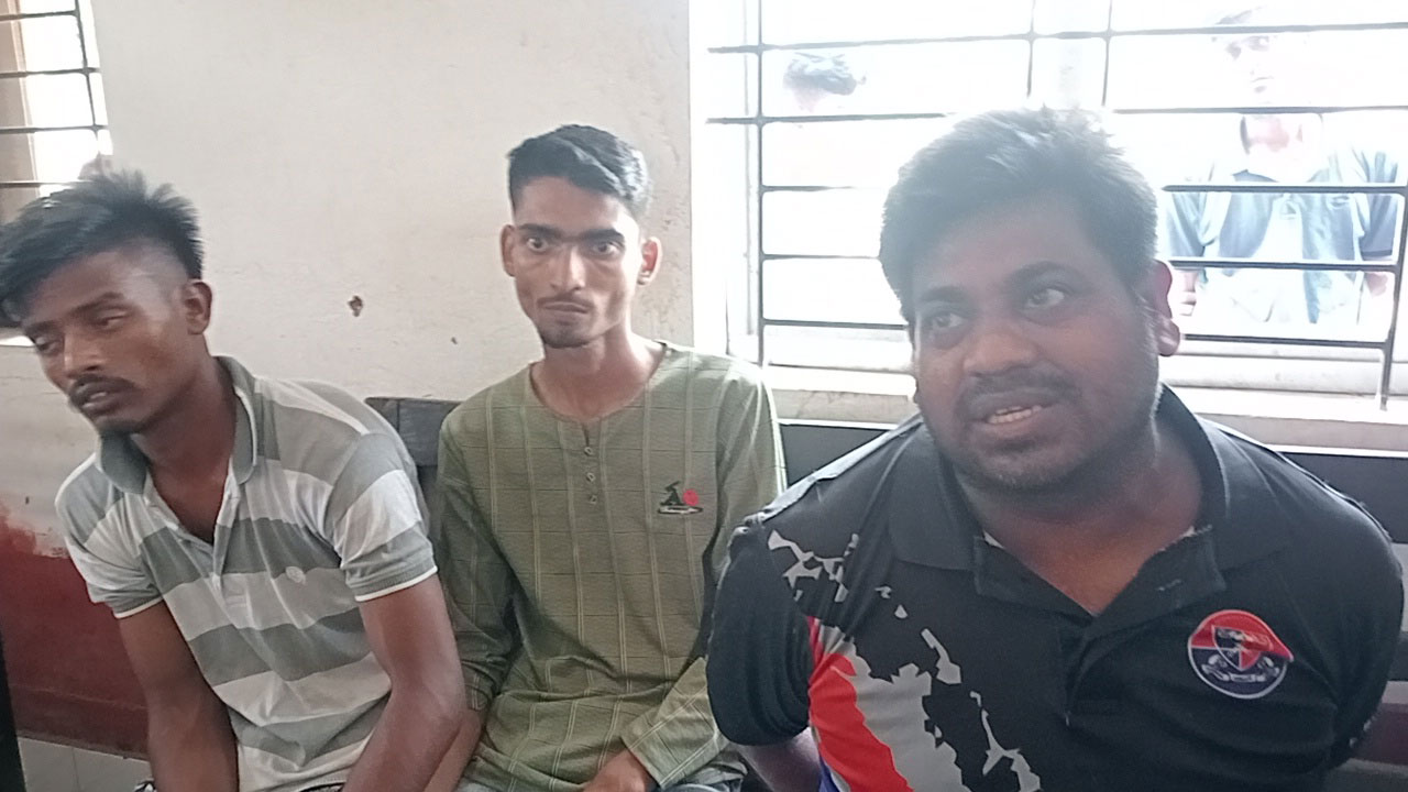 গৌরীপুর রেলস্টেশনে প্রেমিক যুগলকে মারধর, চাঁদা দাবি