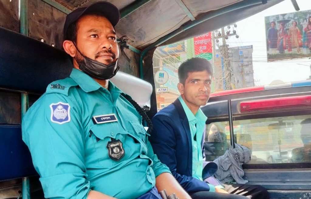 প্রেমিকার মন পেতে ‘ভুয়া পুলিশ অফিসার’, কার্ড বানাতে গিয়ে ধরা