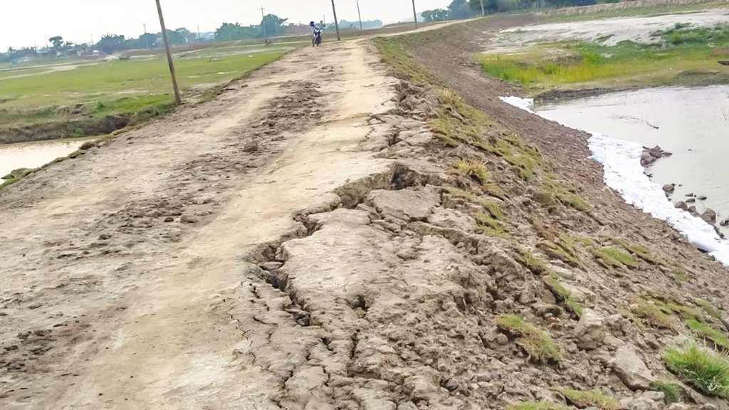 নড়বড়ে বাঁধে কৃষকের উদ্বেগ