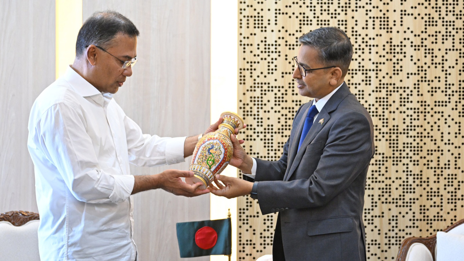 প্রধানমন্ত্রীর সঙ্গে ভারতীয় হাইকমিশনারের সাক্ষাৎ