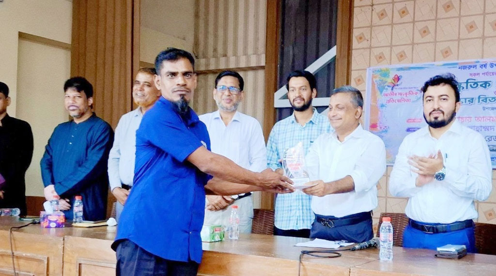 কুড়িয়ে পাওয়া ২০ লাখ টাকা ফেরত, সেই নৈশপ্রহরীকে সম্মাননা প্রশাসনের