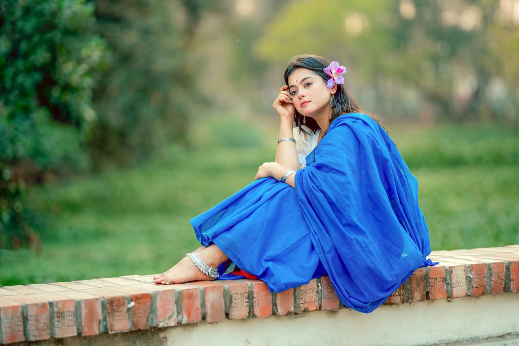 চলে নীল শাড়ী নিঙ্গাড়ি নিঙ্গাড়ি