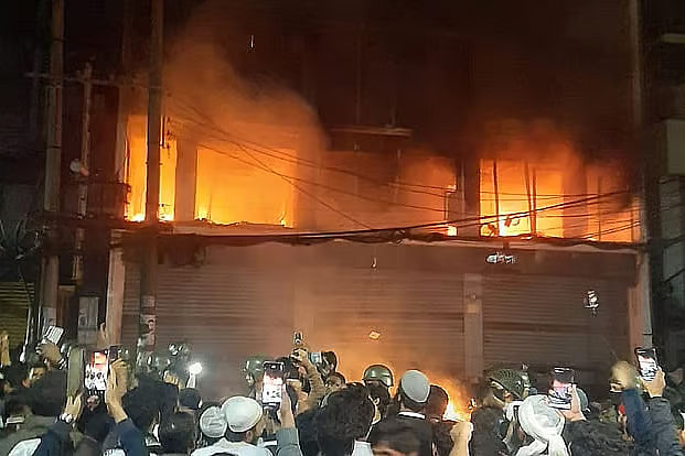 কার্যালয়ে হামলায় প্রথম আলোর মামলা, আসামি অজ্ঞাতনামা ৫০০