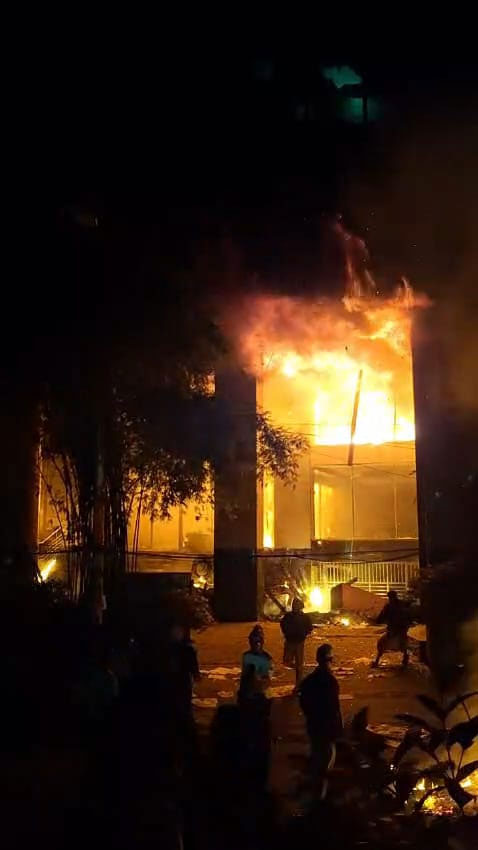 প্রথম আলো-ডেইলি স্টার কার্যালয়ে ভাঙচুর-আগুন