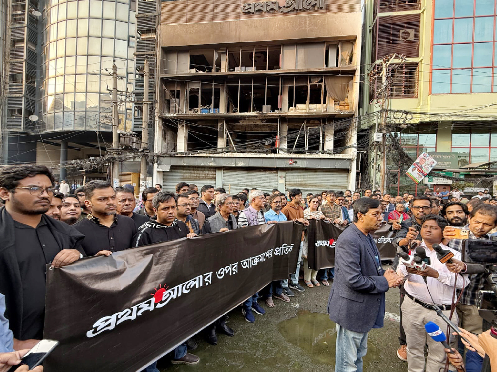 রাজধানীর কারওয়ান বাজারে আজ শুক্রবার বিকেল পৌনে ৪টার দিকে মানববন্ধন শুরু হয়। ছবি: আজকের পত্রিকা