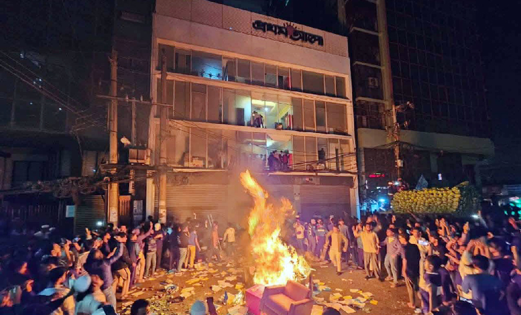 প্রথম আলো-ডেইলি স্টারে হামলা: গ্রেপ্তার আরও ৩, ডিআরইউর মানববন্ধন