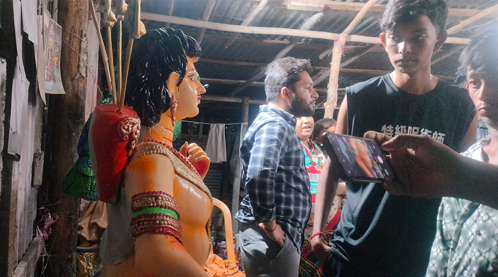 চট্টগ্রামে গাড়ি-ভ্যানের ধাক্কা, বিরোধের জেরে প্রতিমার শিল্পালয়ে হামলা