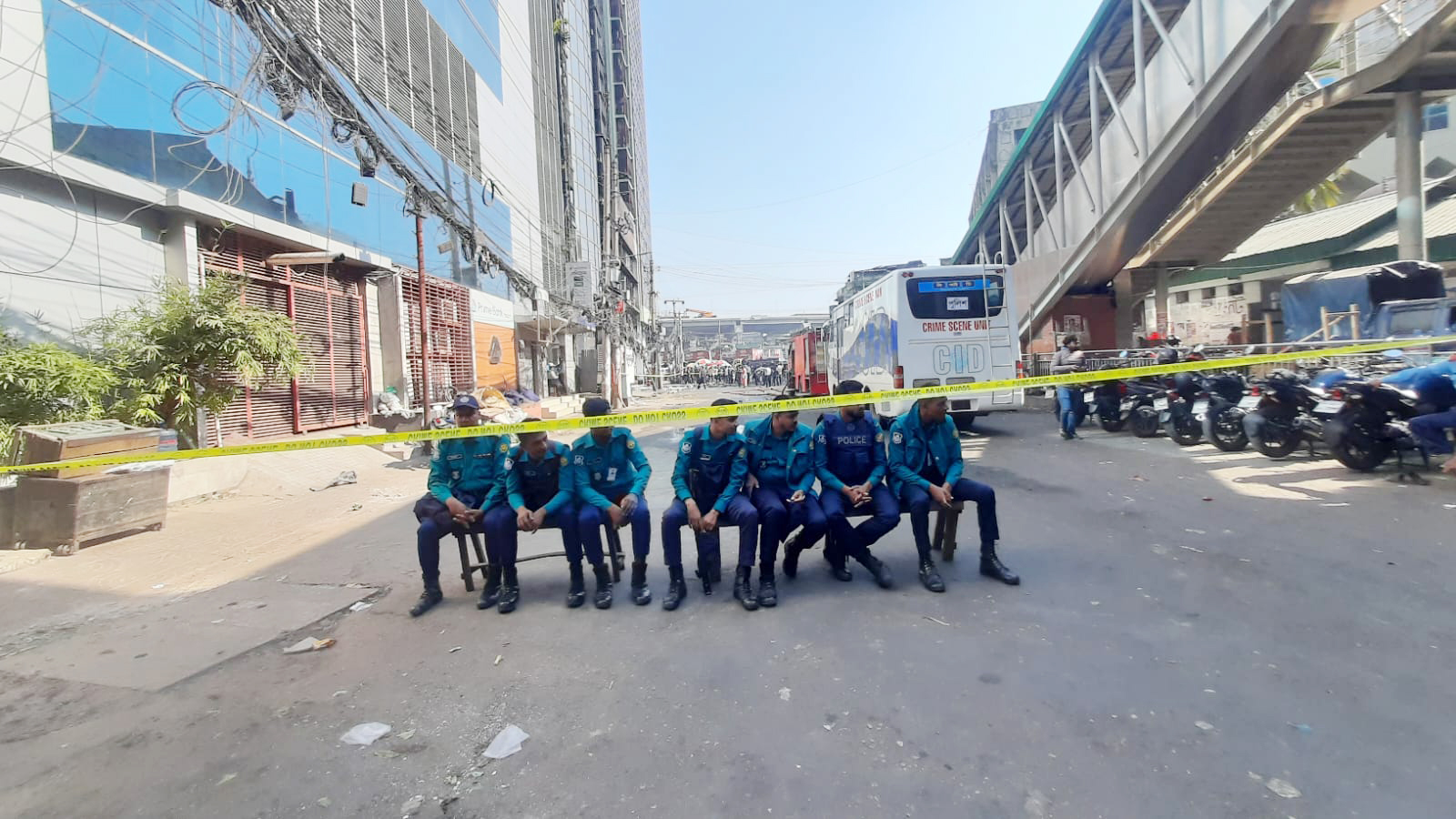 প্রথম আলো কার্যালয়ে পুলিশের ব্যারিকেড, সিআইডির নমুনা সংগ্রহ