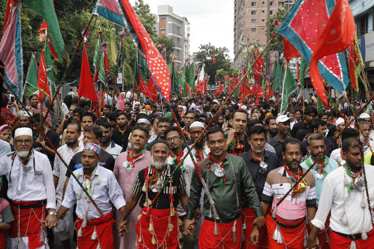 আশুরা উপলক্ষে পুরান ঢাকার ঐতিহ্যবাহী তাজিয়া মিছিল