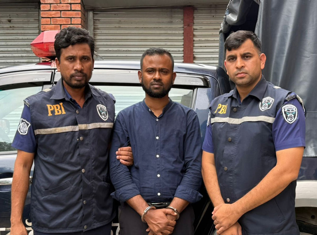 প্রতারণা করে ২০ লাখ টাকা আত্মসাৎ, হজ এজেন্সির পরিচালক গ্রেপ্তার