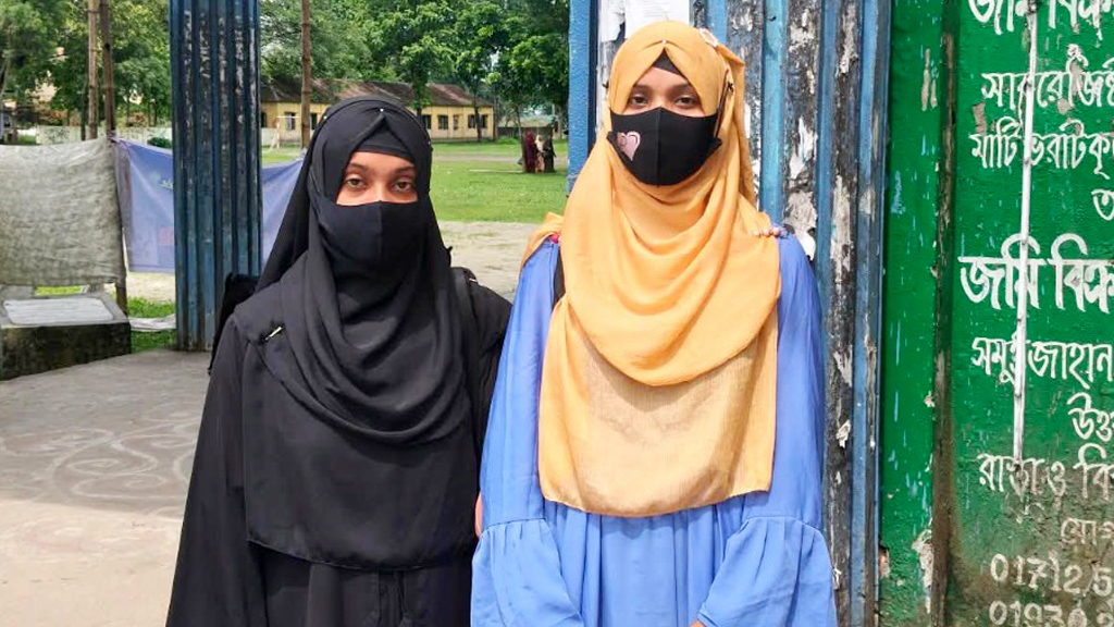 বোর্ড থেকে এইচএসসি পরীক্ষার প্রবেশপত্র আনার আশ্বাস: দুই ছাত্রীর টাকা হাতিয়ে নিলেন পিয়ন
