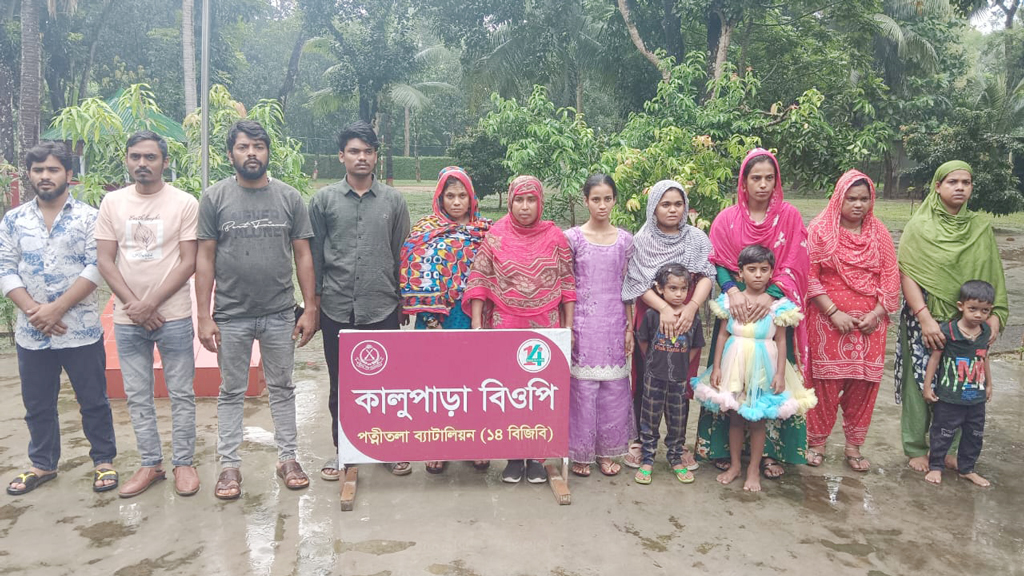 নওগাঁ সীমান্তে নারী-শিশুসহ ১৮ জনকে পুশইন