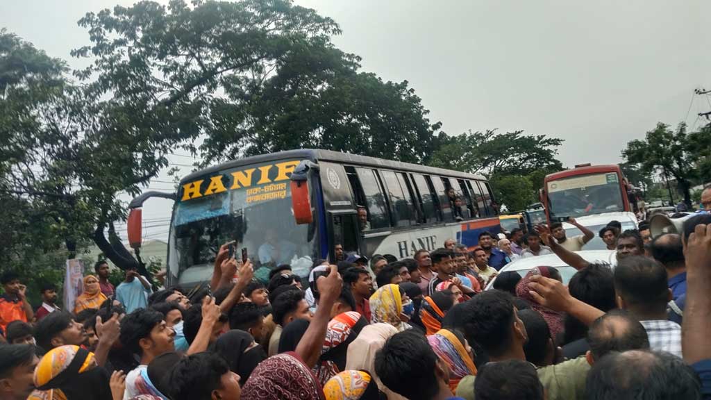 সোনারগাঁয়ে পোশাকশ্রমিকদের ঢাকা-চট্টগ্রাম মহাসড়ক অবরোধ, পুলিশ-শ্রমিক সংঘর্ষ
