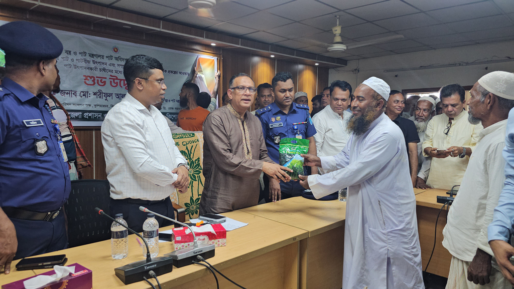 রাজনৈতিক প্রভাবমুক্ত হয়ে প্রকৃত কৃষকদের সার ও বীজ দিতে হবে: বস্ত্র ও পাট প্রতিমন্ত্রী