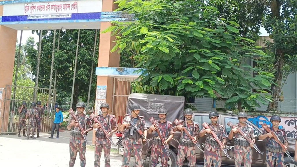 ভ্রাম্যমাণ আদালতে দণ্ডের পর পাটগ্রাম থানায় হামলা–ভাঙচুর, পুলিশসহ আহত ২০