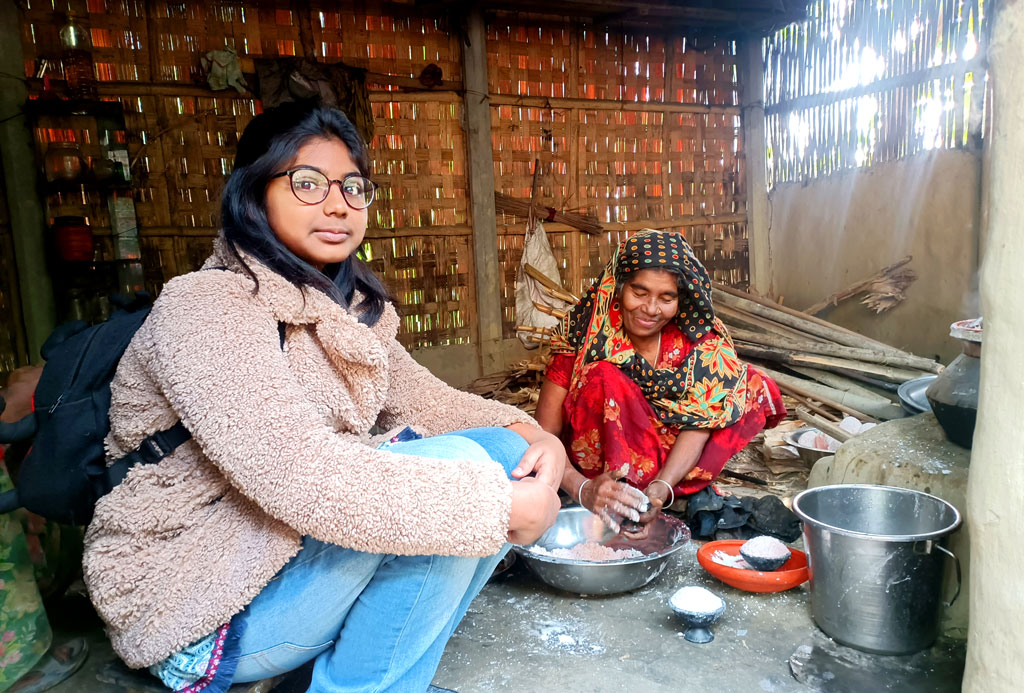 সময়ের প্রয়োজনে মানুষের ব্যস্ততা বেড়েছে। অনেকে কর্মের জন্য বাড়ি থেকে থাকেন দূরে। শীতে পিঠা খাওয়ার হাতছানি সপরিবারে অনেককে গ্রামের বাড়ি যেতে প্রলুব্ধ করে। এ সুযোগে দাদি-নানিরা তৈরি করেন চিতই, ভাঁপা, পাটিসাপটা, দুধ-চিতইসহ হরেক রকম পিঠা। উনুনের পাশে বসে হালকা রোদে মা কিংবা নানি-দাদির হাতের অকৃত্রিম ভালোবাসা মিশ্রিত পিঠা খাওয়ার মজাই আলাদা। ঘিওর উপজেলার কাউটিয়া গ্রাম, মানিকগঞ্জ, ২১ ডিসেম্বর ২০২৪। ছবি: মো. আব্দুর রাজ্জাক