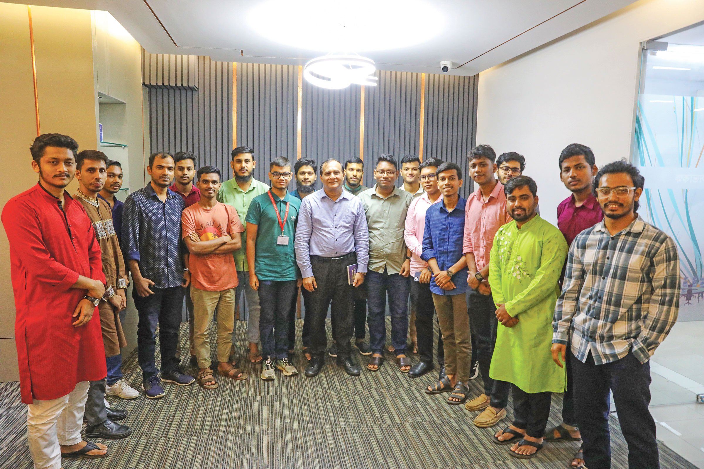 সবুজের স্বপ্ন বুনছেন পাঠকবন্ধু তরুণেরা