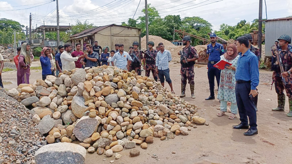 জৈন্তাপুরে আরও ১৪ হাজার ঘনফুট পাথর জব্দ