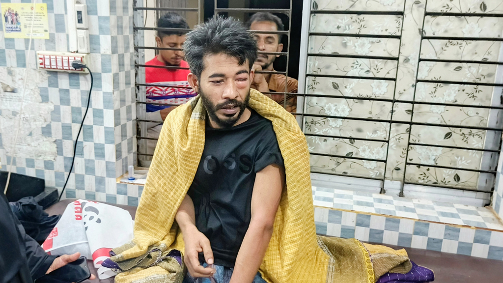 পাথরঘাটায় ব্যবসায়ীর চোখে মরিচের গুঁড়া ছিটিয়ে টাকা ছিনতাই, আহত ৩