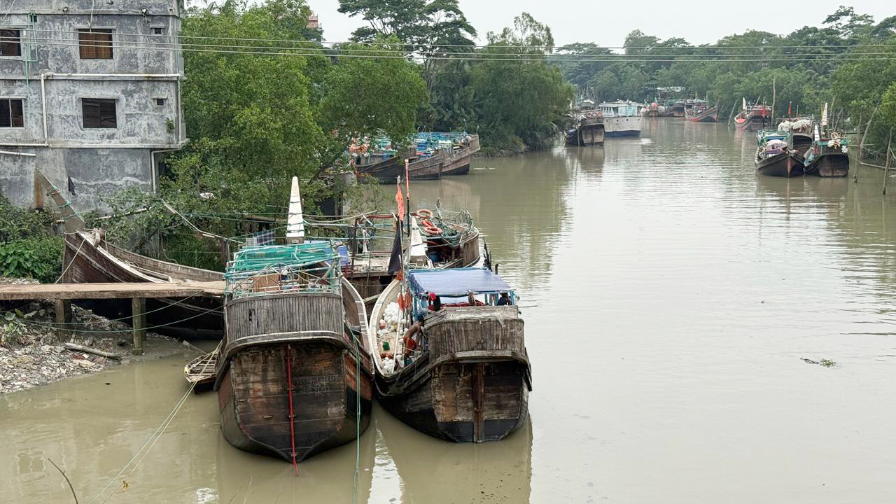 ৫৮ দিনের অপেক্ষার অবসান, মধ্যরাতেই সাগরে ফিরছেন জেলেরা