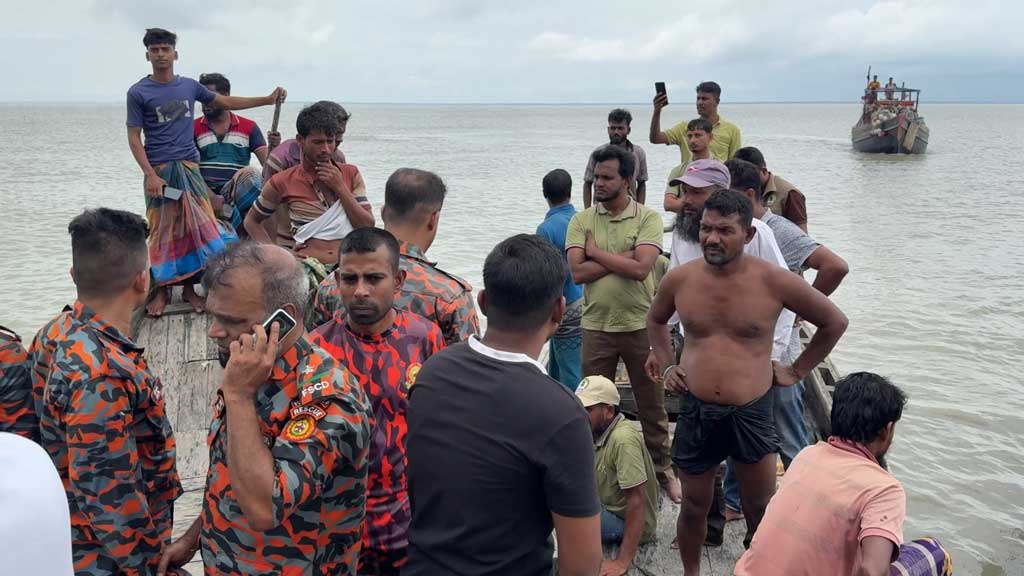 পাথরঘাটায় বন বিভাগের চারা রোপণ করতে যাওয়ার পথে ট্রলারডুবি, শ্রমিক নিখোঁজ
