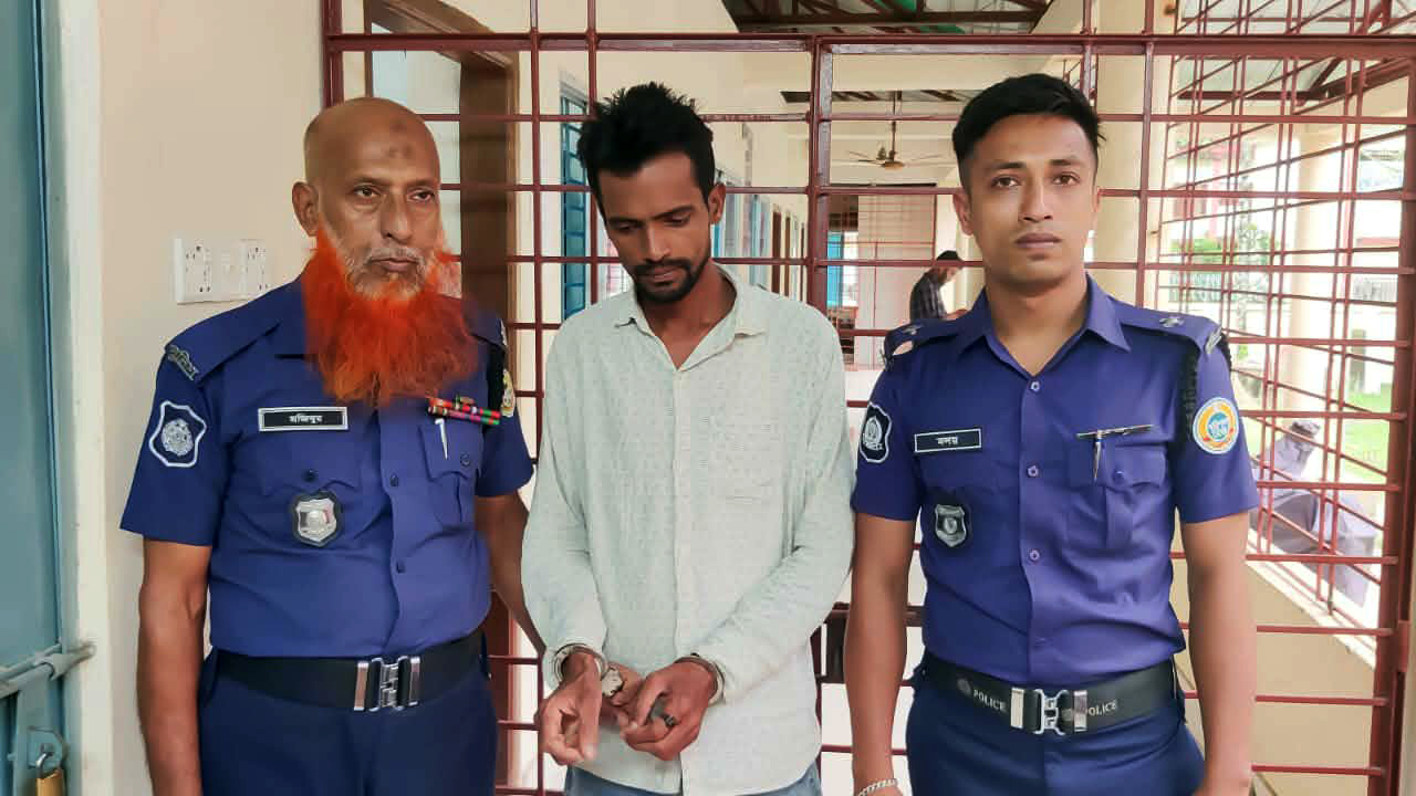 পাথরঘাটায় আদালত চত্বরে বাদী দম্পতির ওপর হামলা, হামলাকারীর ৩ মাসের কারাদণ্ড