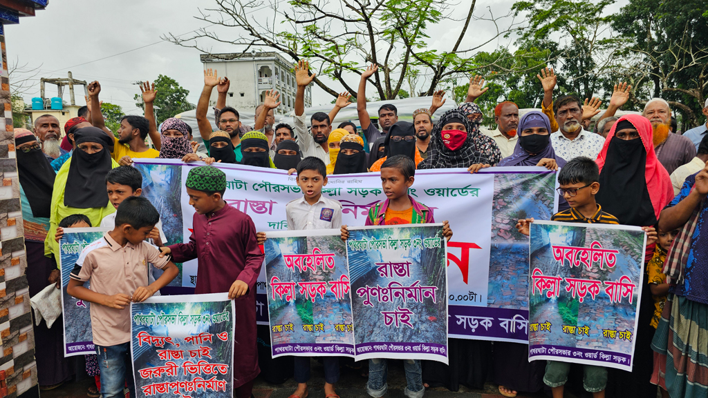 নাগরিক সেবা নিশ্চিতের লক্ষ্যে পাথরঘাটা পৌরসভা ঘেরাও
