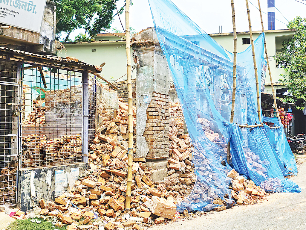পুঠিয়া রাজবাড়ি কমপ্লেক্স ভবন ভাঙার ঘটনায় থানায় জিডি