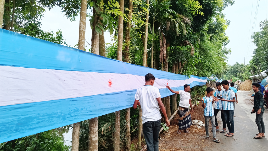 পাবনার গ্রামে ২০২২ ফুট দৈর্ঘ্যের আর্জেন্টিনার পতাকা টাঙালেন সমর্থকেরা