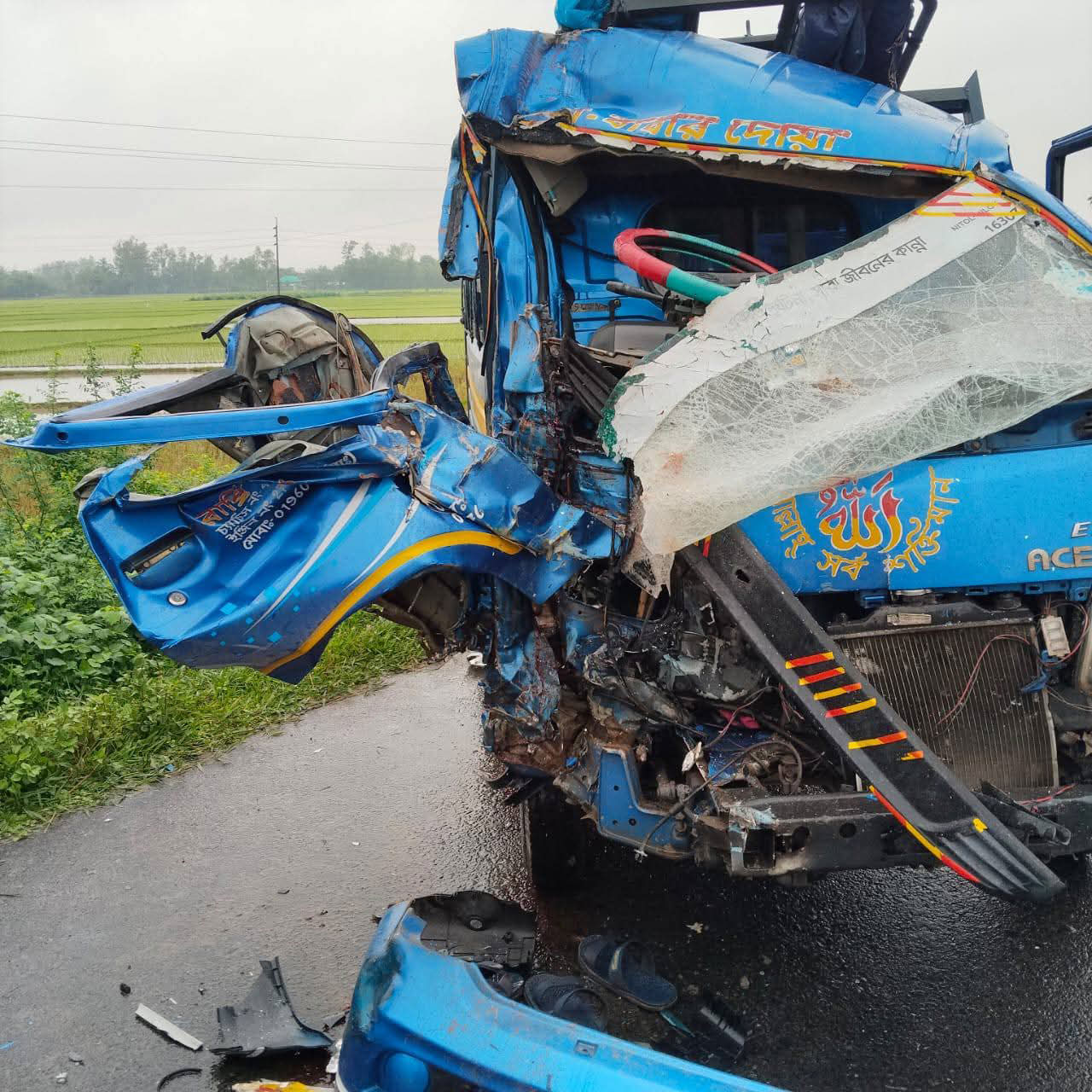 পত্নীতলায় পিকআপ-ভটভটির সংঘর্ষে নিহত ১