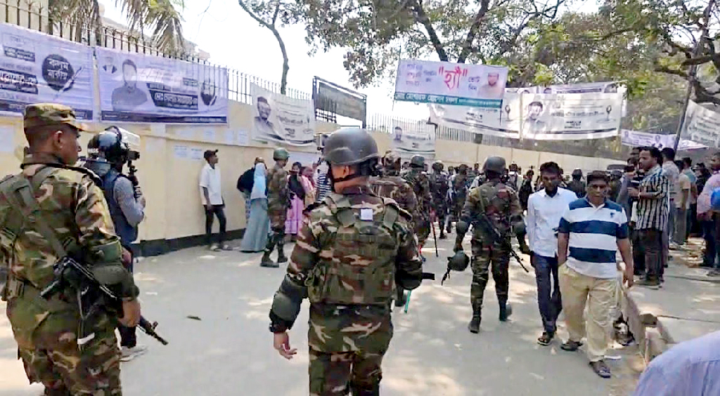 ভোটকেন্দ্রে নাসীরুদ্দীন পাটওয়ারীকে ঘিরে উত্তেজনা, সেনাবাহিনীর হস্তক্ষেপ