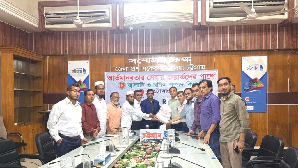 চট্টগ্রামে বন্যাকবলিতদের জন্য জ্বালানি সংস্থাগুলোর দুই হাজার প্যাকেট খাদ্যসামগ্রী বিতরণ