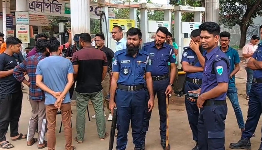 মৌলভীবাজারে পেট্রলপাম্পে ধর্মঘটের প্রতিবাদে পরিবহনশ্রমিকদের সড়ক অবরোধ