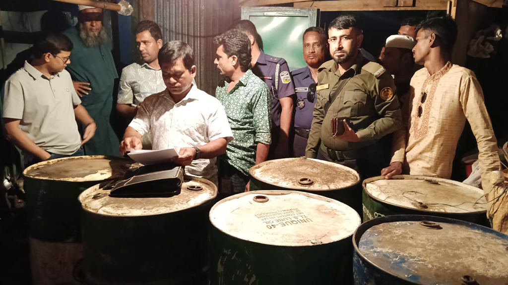 কেন্দুয়ায় অবৈধ মজুত ৮০০ লিটার পেট্রল জব্দ, দোকানিকে জরিমানা