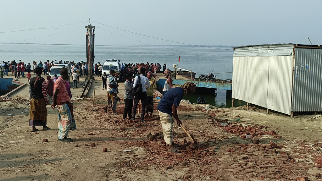 পাটুরিয়া ও দৌলতদিয়া ঘাটে ভয় আর দুশ্চিন্তাই নিত্যসঙ্গী