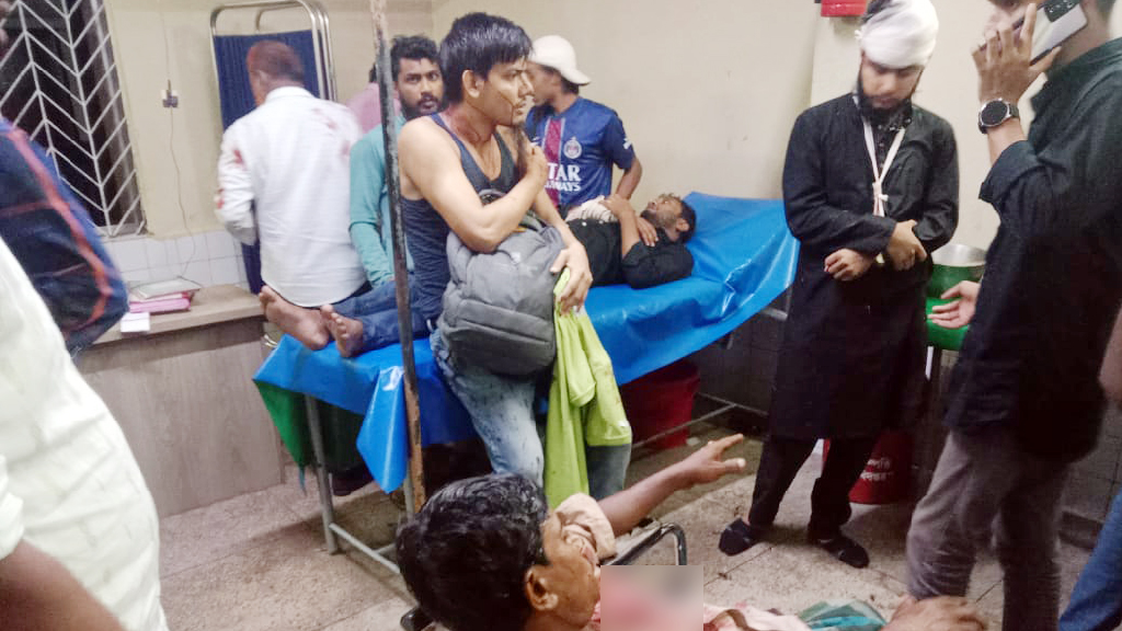 পটিয়ায় দুই যাত্রীবাহী বাসের মুখোমুখি সংঘর্ষে আহত ৩৫