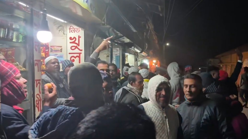 নেতা-কর্মীরা স্লোগানে স্লোগানে উল্লাস প্রকাশ করেন এবং একে অপরকে মিষ্টি খাইয়ে দেন। ছবি: আজকের পত্রিকা