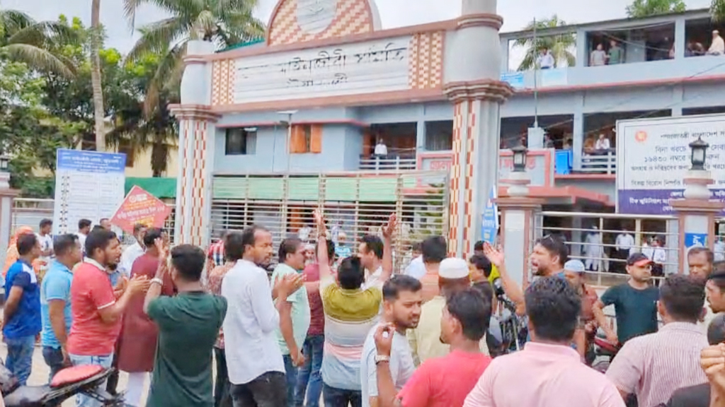 পটুয়াখালী আদালতে বিএনপিপন্থী আইনজীবীদের মারামারি, আহত ৫