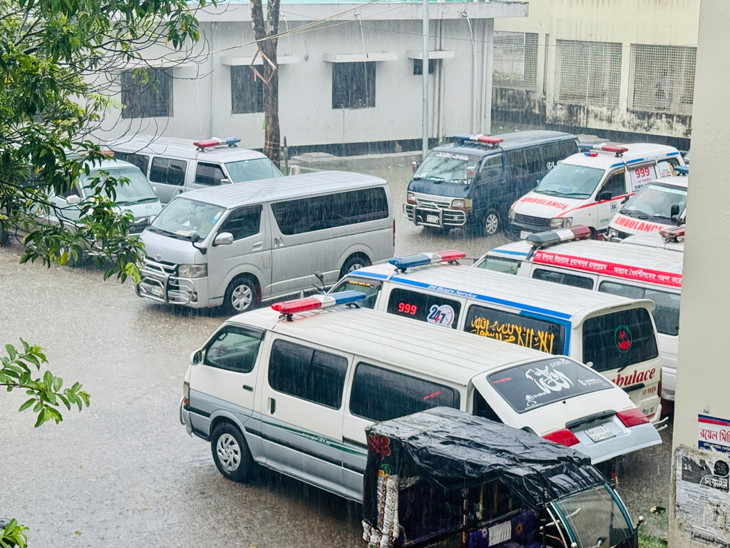 পটুয়াখালীতে হাসপাতালে রোগী আটকে রেখে অ্যাম্বুলেন্স সমিতির চাঁদাবাজি