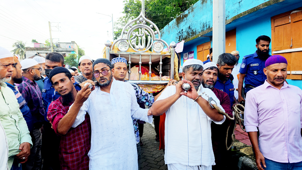 প্যারোলে মুক্তি পেয়ে মায়ের জানাজায় বিশ্বজিৎ হত্যা মামলার আসামি শাকিল