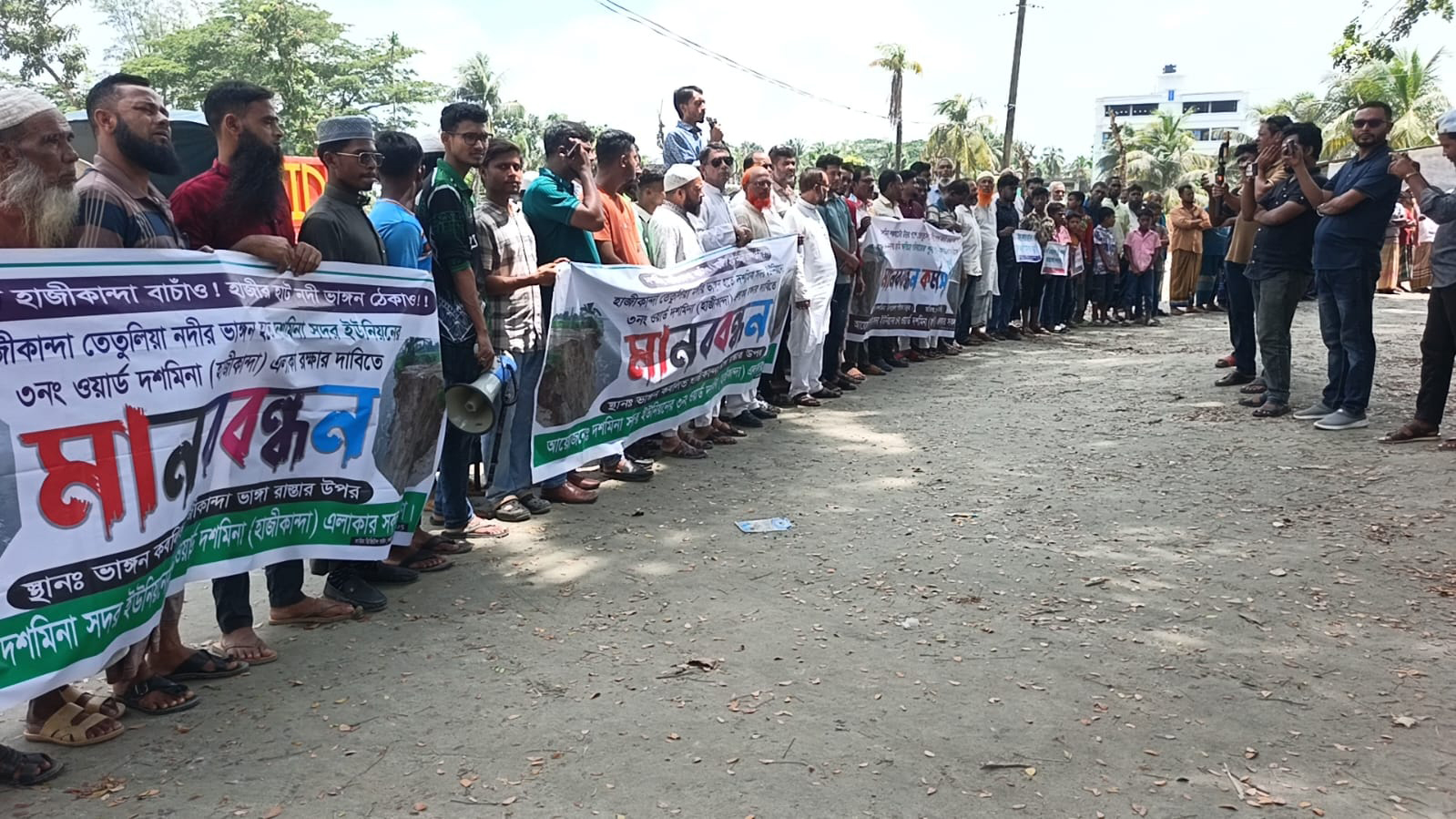 তেঁতুলিয়া নদীর ভাঙনকবলিত হাজির হাট এলাকা রক্ষার দাবি, পরিদর্শনে জেলা প্রশাসক