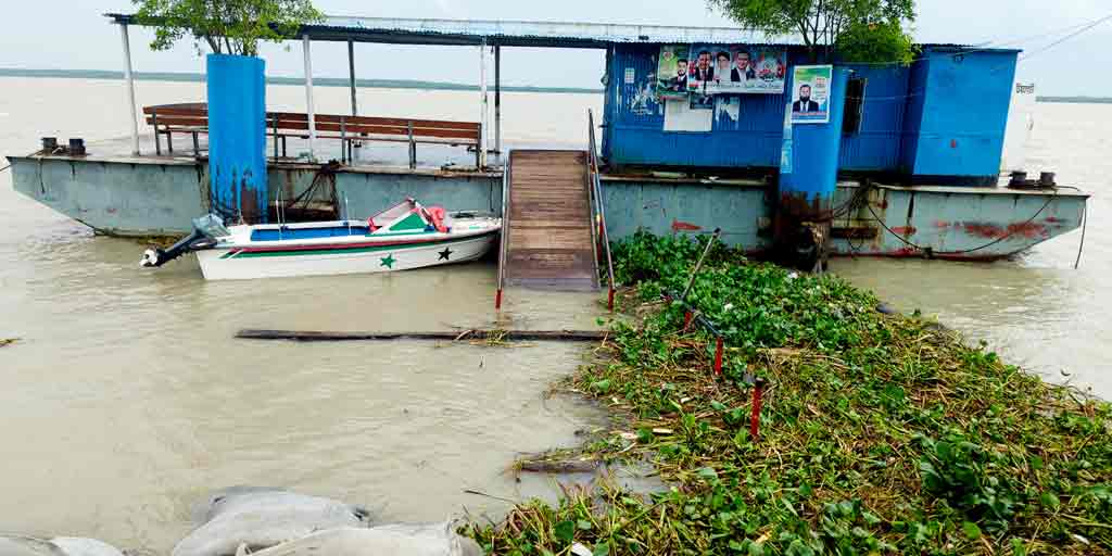 দশমিনায় লঞ্চঘাটের জেটি ভেঙে টার্মিনাল বিচ্ছিন্ন, দুর্ভোগে যাত্রীরা