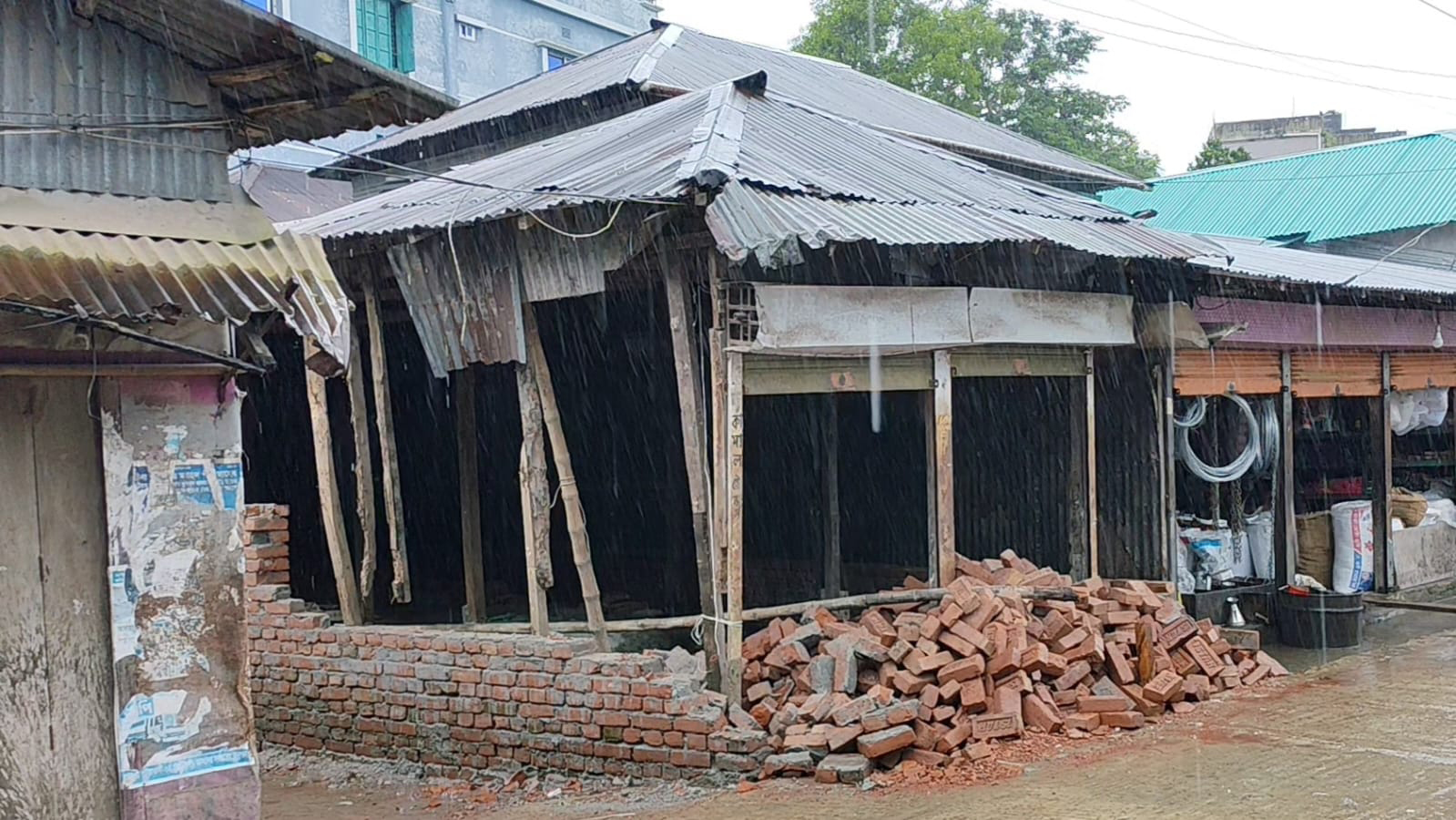 বাউফলে বিদ্যালয়ের নির্মাণাধীন সীমানা প্রাচীর ভাঙার অভিযোগ যুবদল নেতার বিরুদ্ধে