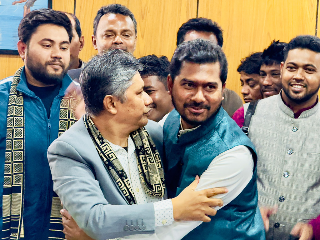 পটুয়াখালীতে মনোনয়নপত্র যাচাই-বাছাই, নুর-হাসান মামুনের কোলাকুলি