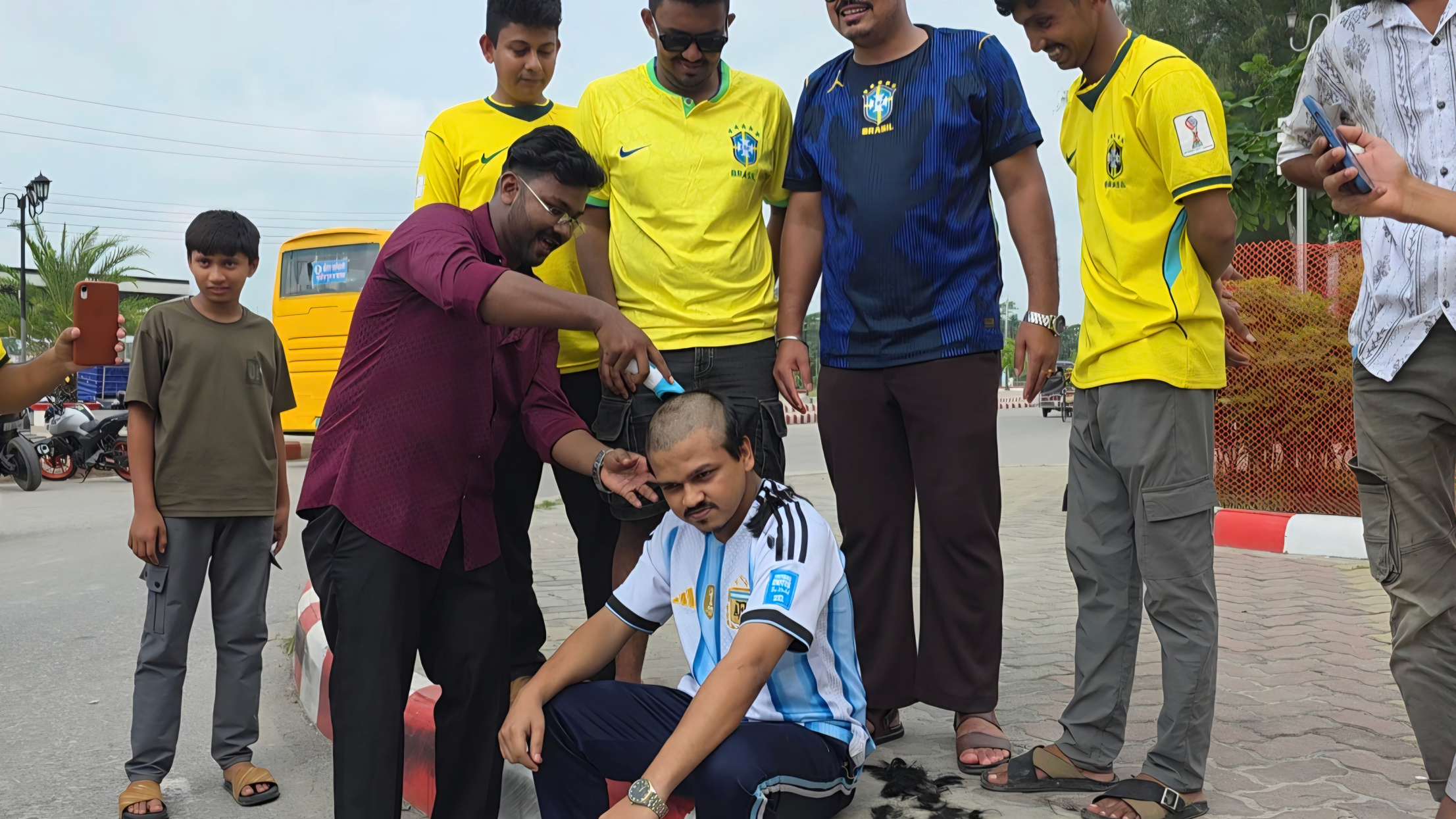 ব্রাজিলের জয়ে কথা রাখলেন আর্জেন্টিনা সমর্থক, মাথা ন্যাড়া করলেন প্রকাশ্যে