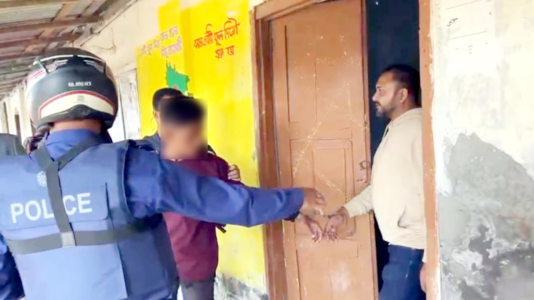 পটুয়াখালীতে জাল ভোটের চেষ্টা ও ছবি তোলায় আটক ৩