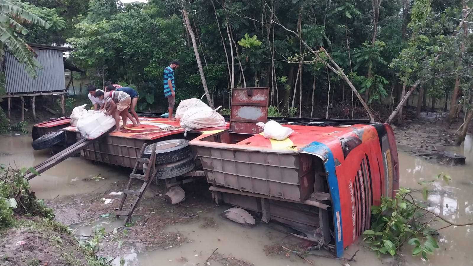 নিয়ন্ত্রণ হারিয়ে বাস উল্টে পুকুরে, ১০ যাত্রী আহত