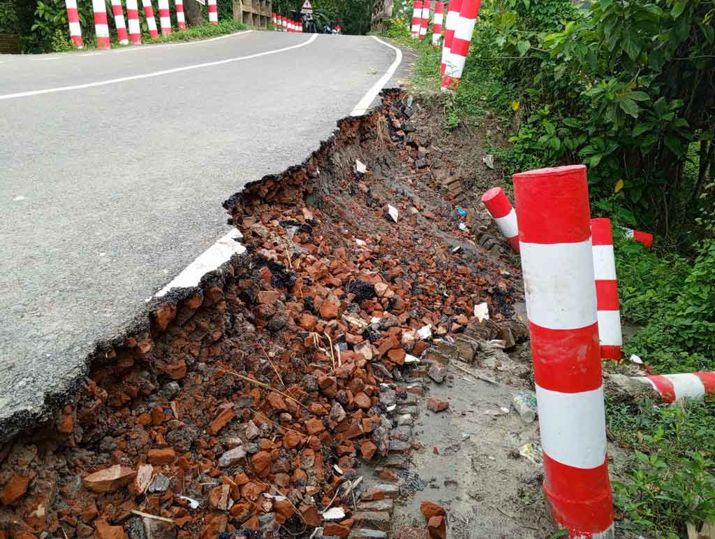 ২৪ কোটি টাকার সড়ক ভেঙে পড়ল চার মাসেই