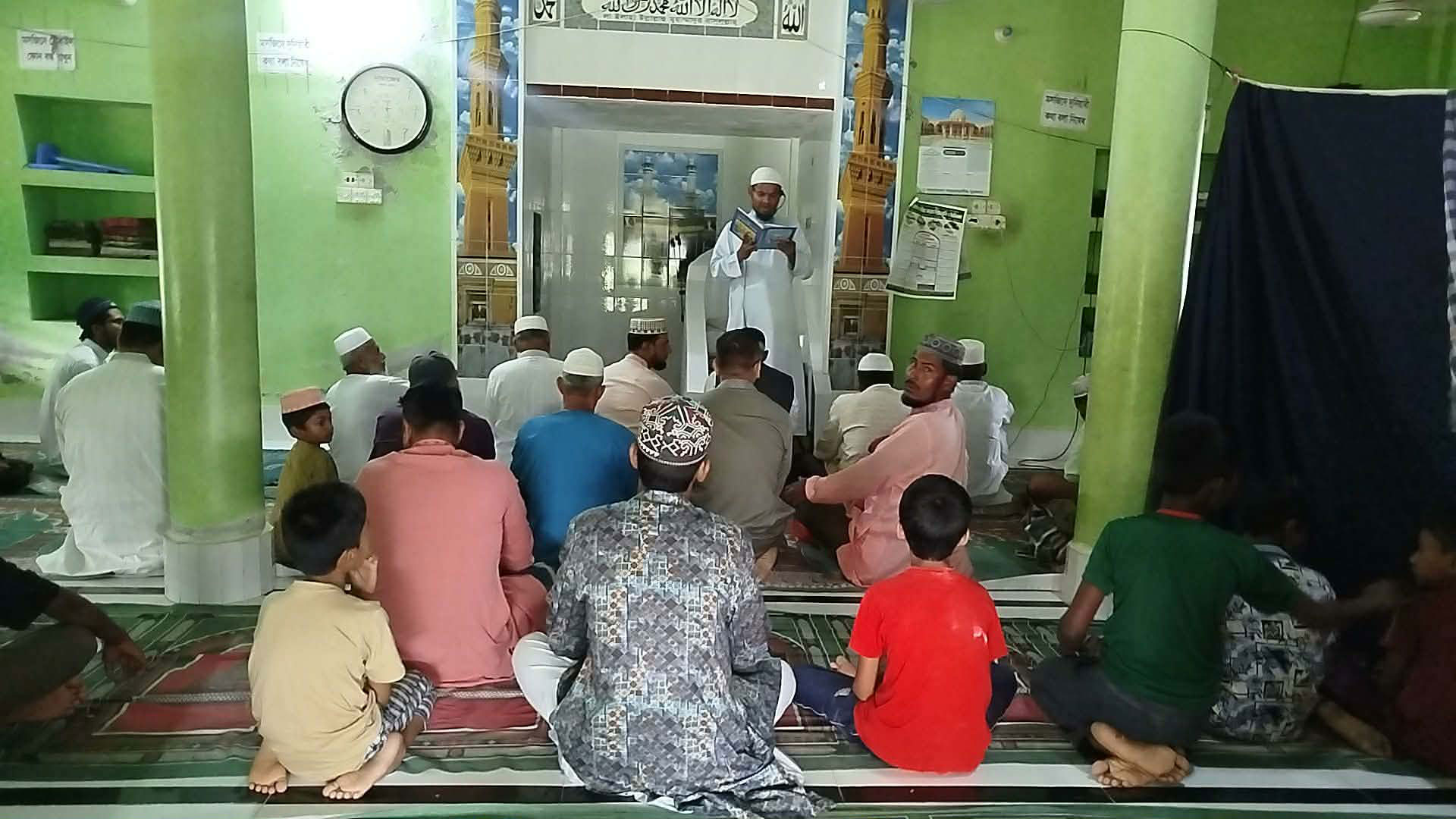 সৌদি আরবের সঙ্গে মিল রেখে দুমকীতে ঈদের জামাত, অংশ নিলেন শতাধিক মুসল্লি